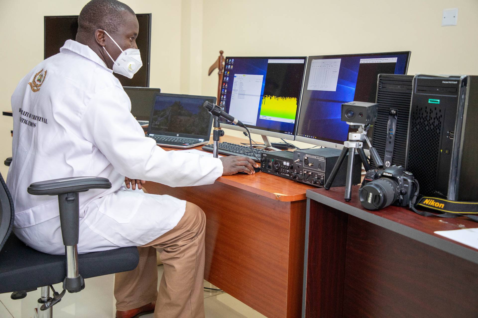 DCI Performing forensic imaging.